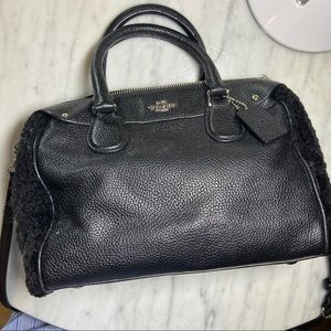 COACH MINI BENNETT BLACK LEATHER AND SHEARLING